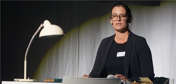 „Niemals wieder dürfen wir das, was unseren Beruf ausmacht, einer Ideologie unterordnen“, sagte Dr. Sandra Blumenthal beim Bayerischen Hausärztetag, bei dem auch die Ausstellung „Das leere Sprechzimmer“ zu sehen war.
