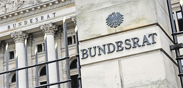 Bundesrat will Mediator Nimmt Stellung, kritisiert Gesetzentwürfe und bringt eigene Regelungsvorschläge ein: der Bundesrat.