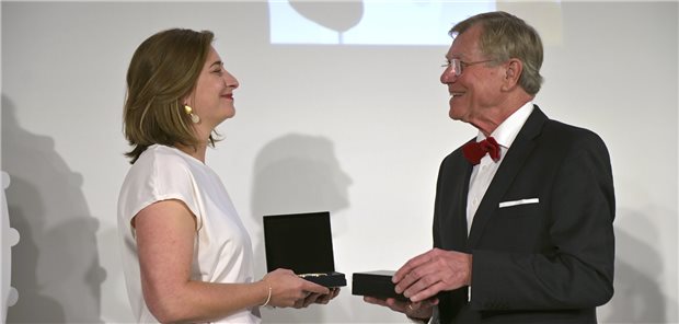 Nina Dirks, Business Unit Director CVRM und Mitglied der Geschäftsleitung bei AstraZeneca, erhält die Galenus-Medaille überreicht von Jury-Präsident Professor Erland Erdmann.