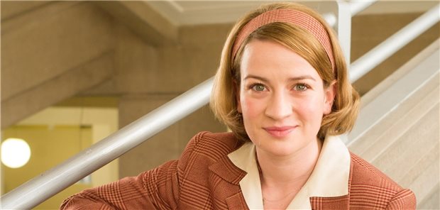 Krankenhaus an der Mauer – „Charité“ geht in die dritte Staffel Nina Gummich spielt die junge Ärztin Ella Wendt, die nach dem Tod ihrer Mutter in der Krebsfrüherkennung forscht.