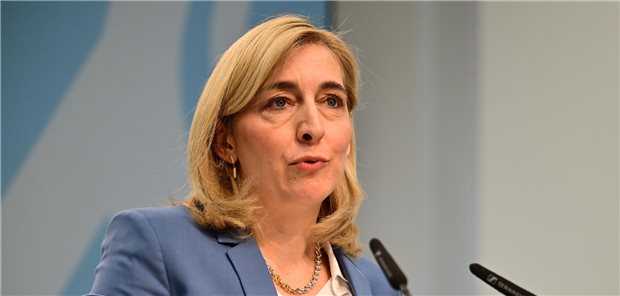 Nina Warken steht vor einem Mikro auf einer Pressekonferenz.