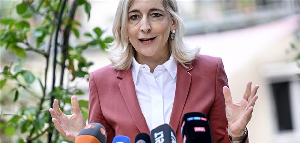 Nina Warken (CDU) – hier beim Besuch eines Berliner Seniorenzentrums Anfang August – ist seit dem 6. Mai Bundesministerin für Gesundheit.