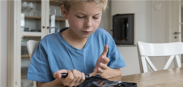 Noch dominiert bei älteren Kindern mit Typ-1-Diabetes die Blutzuckermessung. Diabetologen setzen sich aber dafür ein, dass jedes betroffene Kind Anspruch auf die kontinuierliche Glukosemessung hat (Symbolbild mit Fotomodell).