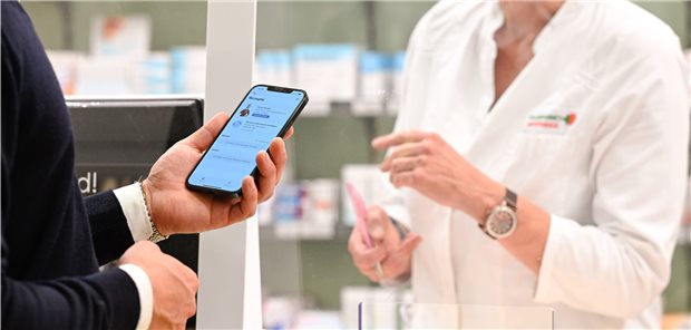 Noch ein seltenes Bild: Menschen, die Rezepte elektronisch einlösen.