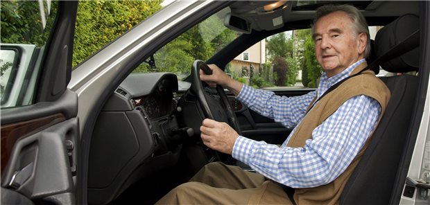 Können Parkinsonkranke noch Auto fahren? Noch fahrtauglich? Eine Überprüfung bietet sich vor allem bei älteren Parkinson-Patienten an (Symbolbild).