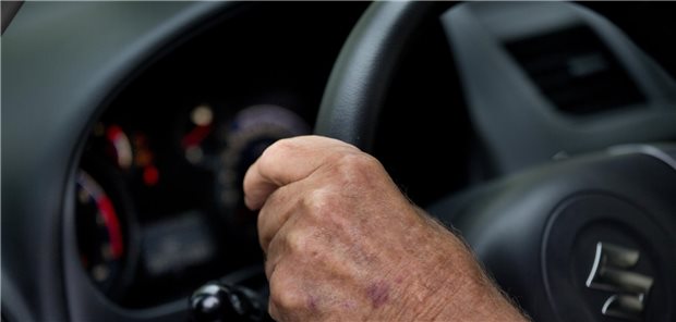 Ein älterer Patient am Autosteuer.