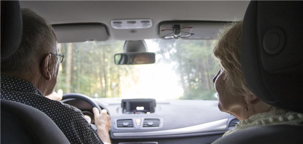 Führerscheinrichtlinie: Bastelt die EU nun am ärztlichen Senioren-TÜV? Noch fahrtauglich? Wenn es nach dem Willen einiger EU-Parlamentarier geht, müssen ältere Führerscheininhaber demnächst zum ärztlichen Senioren-TÜV, um genau das nachzuweisen.