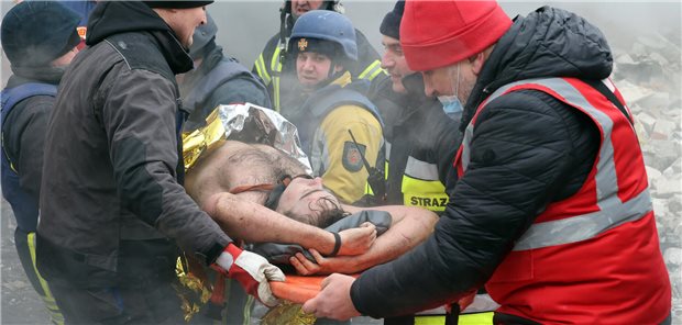 Seit Kriegsbeginn: 52 ukrainische Patienten in Berlin versorgt Noch immer Alltag in der Ukraine: Bergung Kriegsverletzer, hier im Januar 2024 in Charkiw. Seit Kriegsbeginn sind mehr als 950 Patientinnen und Patienten aus der Ukraine nach Deutschland transportiert und hier über das „Kleeblatt-Verfahren“ behandelt worden.