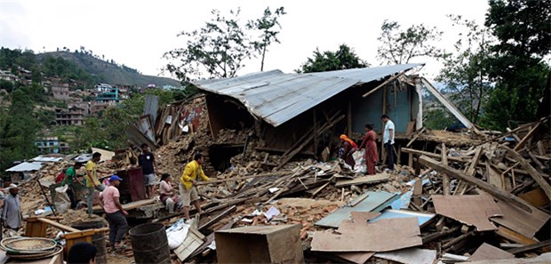 Nepal benötigt weiter Hilfe Noch immer dauern die Aufräumarbeiten nach dem schweren Erdbeben in Nepal im April an.