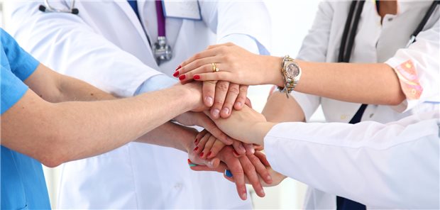 Noch immer ist die Einzelpraxis die häufigste Form der Existenzgründung bei Ärztinnen und Ärzten. Doch viele bleiben nicht ihr ganzes Praxisleben allein, sondern sie suchen sich Kolleginnen und Kollegen für die Arbeit im Team.
