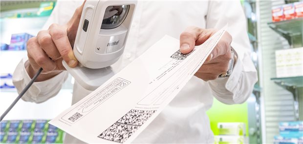 Noch immer muss das elektronische Rezept zur Vorlage in den Apotheken von den Praxen überwiegend ausgedruckt werden. (Symbolbild mit Fotomodell)