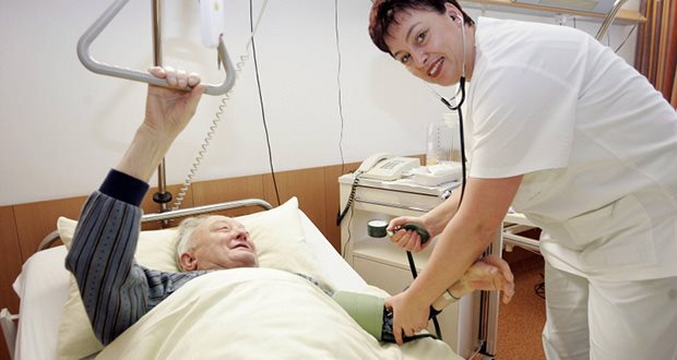 Kliniken bereiten Angehörige auf Pflege vor Noch in der Klinik: In Brandenburg sollen Angehörige künftig bereits in der Klinik auf die Pflegebedürftigkeit vorbereitet werden.