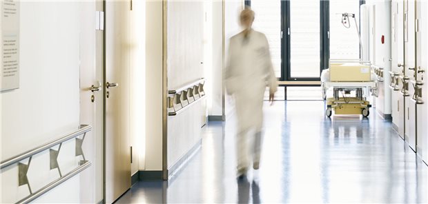 Arzt geht einen Krankenhausflur entlang