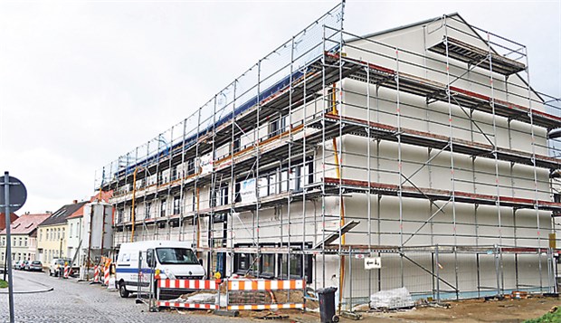 Gesundheitshaus lässt Woldegk aufatmen Noch ist das künftige Gesundheitshaus in Woldegk eingerüstet. Hier soll später Platz für bis zu acht Ärzte und 14 Wohnungen sein.