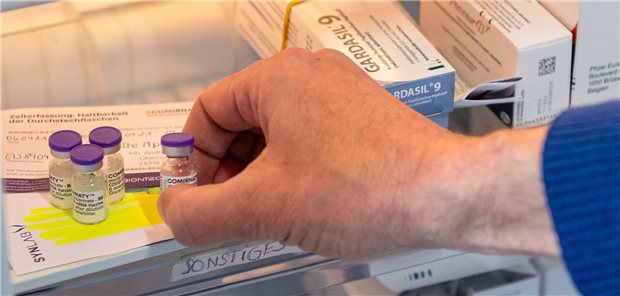 Noch ist er violett: Für die neue Formulierung von ComirnatyTextbaustein: war wird der Deckel eine andere Farbe haben.