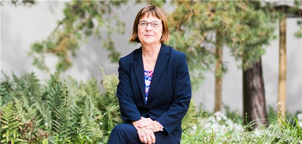 Noch ist sie geschäftsführend im Amt, danach will sie aber erst einmal keine Termine annehmen: Ursula Nonnemacher Mitte September im Hof ihres Ministeriums.