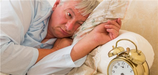 Noch nicht ausgeschlafen, wenn der Wecker klingelt – ist Schlafmangel der Grund für das erhöhte Sterberisiko bei höheren Nachttemperaturen? (Symbolbild mit Fotomodell)