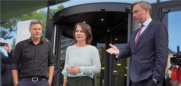 Grüne und FDP legen sich nicht auf Koalitionspartner fest Noch nicht bereit für ein endgültiges Ja. FDP-Chef Christian Lindner hält sich die „Jamaika“-Option offen. Die Grünen-Vorsitzenden Annalena Baerbock und Robert Habeck (links) steigen deshalb nicht aus dem Koalitionsreigen aus.