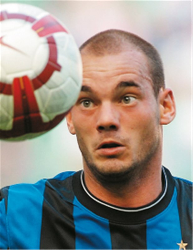 Kleiner Mann ganz groß Noch nie geköpft? Wesley Sneijder.
