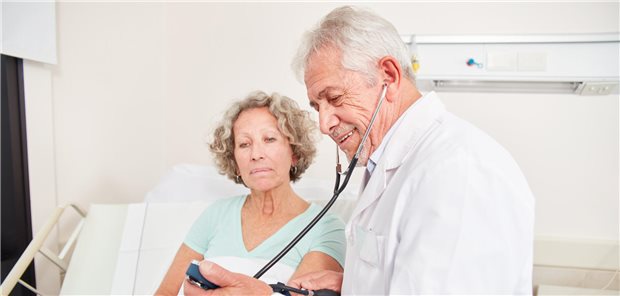 Noch praktizieren in Deutschland viele ältere Ärztinnen und Ärzte – und es könnten sogar noch mehr sein. Jedenfalls schlummert in dieser Gruppe ein großes Potenzial an zusätzlicher Arbeitskraft. (Symbolbild)