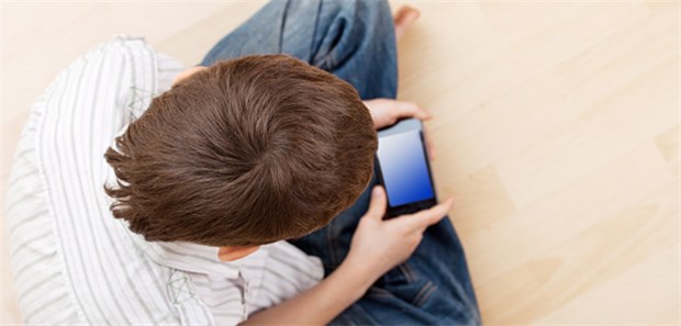 Handy am Bett raubt Kindern den Schlaf Nochmal schnell eine Runde spielen: vor dem Schlafengehen keine gute Idee.