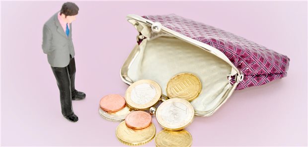 Tarifsteigerungen gleichen Kaufkraftverluste annähernd aus Nominal haben die Tarifbeschäftigten über sämtliche Branchen dieses Jahr nicht mehr – und kaum weniger – Geld in der Tasche. Je nach Wirtschaftszweig und Gehaltsgruppe kann das aber auch etwas besser aussehen.