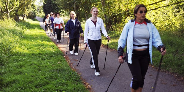 Bewegung statt Antidepressivum Nordic Walking: Aerobes Bewegungstraining kann bei KHK gegen Depressionssymptome helfen.