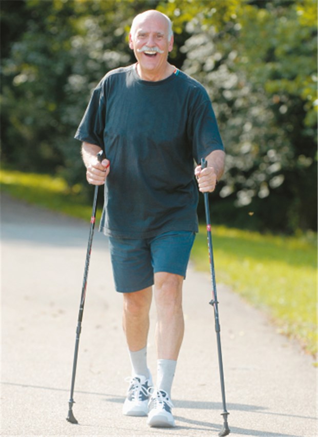 Mehr Sport - dieser Rat hat durchaus Wirkung Nordic Walking ist auch gut für Senioren geeignet.