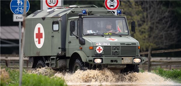 Weitere Helfer und mobile Praxen für Hochwassergebiete 16.07.2021, Nordrhein-Westfalen, Erftstadt: Ein Sanitätsfahrzeug der Bundeswehr fährt über eine überflutete Straße.