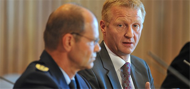 Loveparade-Veranstalter hat Vorschriften nicht umgesetzt Nordrhein-Westfalens Innenminister Ralf Jäger (SPD, rechts) und Polizei-Inspekteur Dieter Wehe haben am Mittwoch den vorläufigen Untersuchungsbericht zum Loveparade-Unglück vorgestellt.