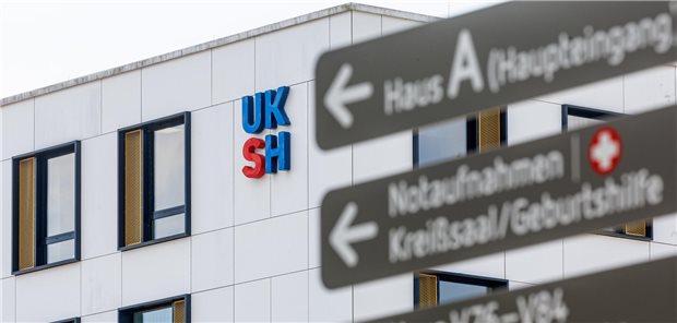 Bundesamt: Nach IT-Panne normalisiert sich die Lage Normalbetrieb wieder in Sicht: Blick auf das UKSH-Logo am Hauptgebäude des Universitätskrankenhauses Lübeck. Auch an diesem Standort waren Operationen abgesagt und Ambulanzen geschlossen worden.