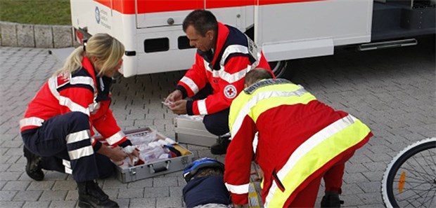 Ruhezeiten für Honorarärzte ausgesetzt Notarzt beim Rettungseinsatz: Das Risiko gegen Ruhezeiten zu verstoßen, ist da.