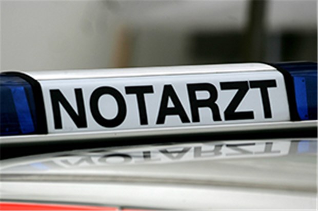 "Falscher Notarzt" behandelt 150 Patienten Notarzt im Einsatz: Im Südwesten muss sich ein jünger Mann vor Gericht verantworten, der trotz fehlender ärztlicher Ausbildung als Notarzt im Einsatz war.