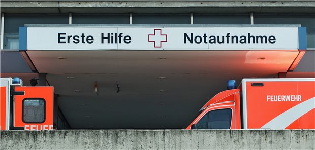 Notaufnahme im Krankenhaus: Die Kassenärzte protestieren dagegen, dass der Bundestag kurzfristig in die Notfallreform eingegriffen hat.