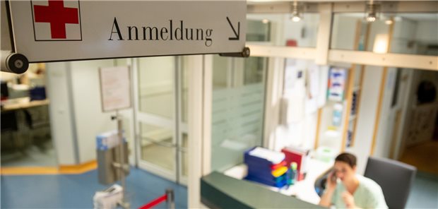 Notaufnahme im Krankenhaus: Wer muss stationär, wer kann ambulant versorgt werden – ein Ersteinschätzungsverfahren soll Dringlichkeiten priorisieren.