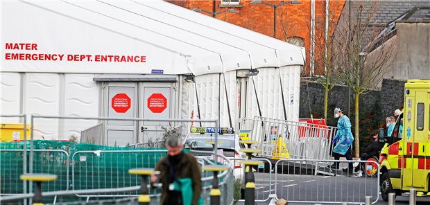 COVID-19: Irische Kliniken kratzen an Überlastungsgrenze Notaufnahmen-Behelfseingang des Mater Hospitals in Dublin während der dritten Pandemiewelle im Frühjahr 2021 – damals standen die Kliniken unter massiven Versorgungsdruck. Auch aktuell spitzt sich die Versorgungslage zu, aber nicht nur wegen Corona.
