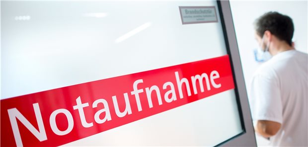 Webfehler im Gesundheitssystem jetzt angehen! Notaufnahmen blieben in der Pandemie plötzlich leer. Hier gilt es, die Gesundheitskompetenz der Bürger zu stärken, fordern junge Ärzte. Denn viele blieben auch trotz schwerer Erkrankungssymptome den Kliniken fern.