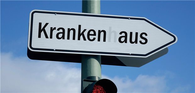 Schild mit der Aufschrift "Kranken(h)aus"