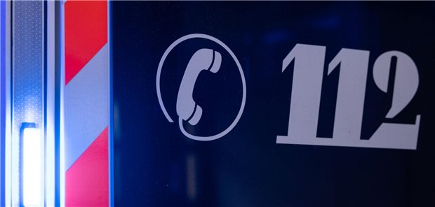 Rückseite von einem Krankenwagen mit der Rufnummer 112 drauf. (Symbolbild)