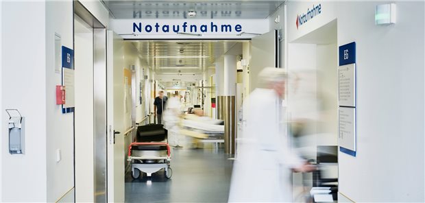 Ambulante Notfallversorgung: Kliniklobby mit Breitseiten gegen Vertragsärzte Notfall am Wochenende? Krankenhaus! Diesen Automatismus möchte die DKG in Zukunft umgesetzt sehen. Dabei geht es schon heute in der Notaufnahme oft hektisch zu. upixa / stock.adobe.com