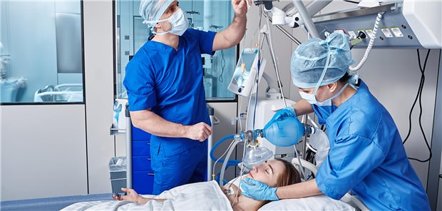 Notfall im Krankenhaus. Wäre die Einführung der kontrollierten Organspende nach endgültigem Herz-Kreislaufstillstand auch eine Option für Deutschland? (Symbolbild mit Fotomodellen)