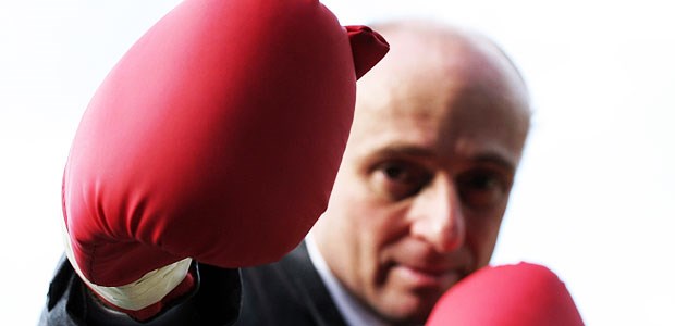 KV für Großkonflikt mit Kassen bereit Notfalls dann eben die ganz großen Handschuhe: Dass die Krankenkassen den für Ärzte günstigen Schiedsspruch notfalls anfechten wollen, sorgt in Sachsen für wachsenden Unmut.