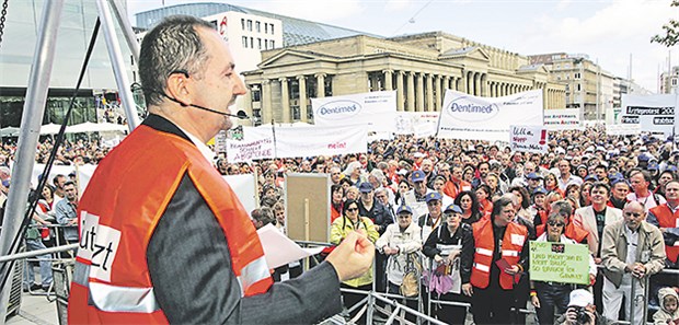 'Urteil ist verheerendes Signal' Notfalls den Protest auf die Straße tragen: Medi-Chef Dr. Werner Baumgärtner bei Protesten auf dem Schlossplatz in Stuttgart im Mai 2006.