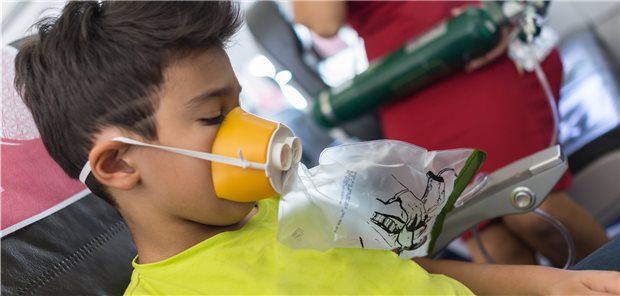 Notfallsituation an Bord: Respiratorische Beschwerden wie Atemnot, Asthmaanfälle oder Bronchospasmen gehören zu den häufigsten Auslösern für medizinische Notfälle in Flugzeugen.