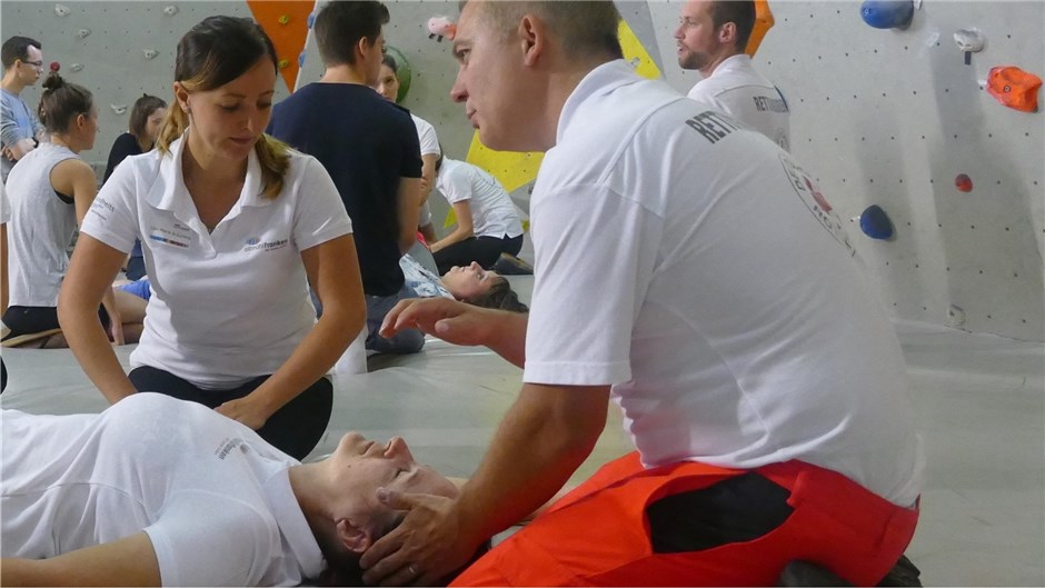 Notfallszenario in der Boulderhalle: Der ortsansässige Rettungsdienst zeigt, wor...