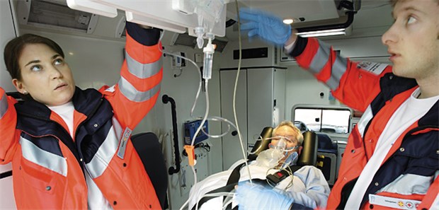 Schlaganfall: Akuttherapie ohne Altersbegrenzung Notfallversorgung eines Patienten mit Verdacht auf Schlaganfall.