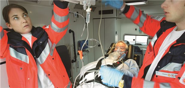 Notfallversorgung eines Patienten mit Verdacht auf Schlaganfall: Alle Patienten mit einem ischämischen Insult sollen in einer Stroke Unit behandelt werden. (Symbolbild)