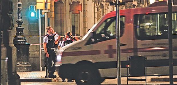 Zwischen Trauer und Krankenversorgung Notfallversorgung unmittelbar nach dem Anschlag am Donnerstag in Barcelona.