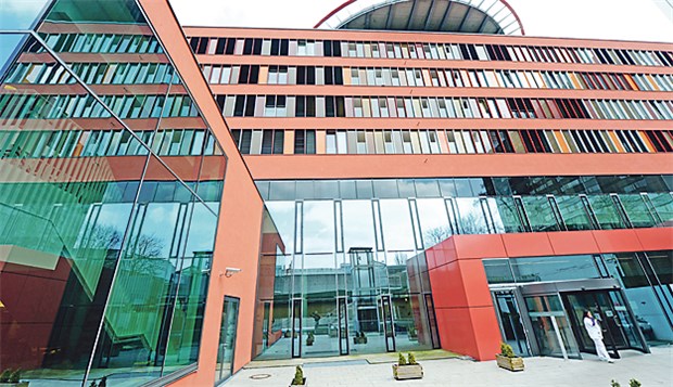 Montgomery erwartet Privatisierungswelle Notoperation: Die verarmte Stadt Offenbach musste 2013 ihr neues Klinikum an die private Sana verkaufen.