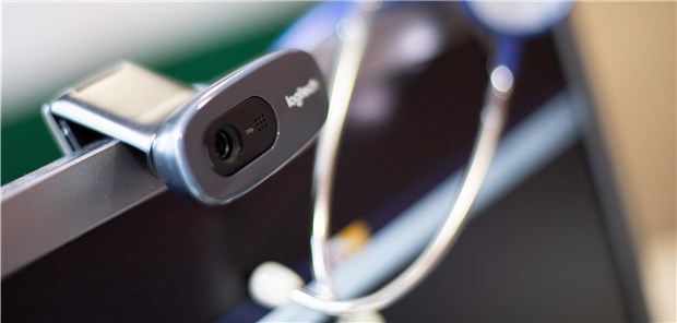 Nützliches Werkzeug für Telemedizin oder „Big Brother is watching you“? Webcam am PC-Monitor.